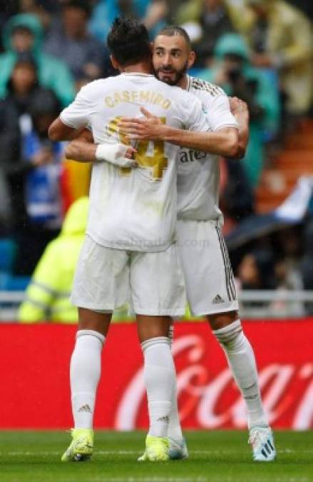 Abrazo de goleadores. Benzema y Casemiro festejan el 3-0.