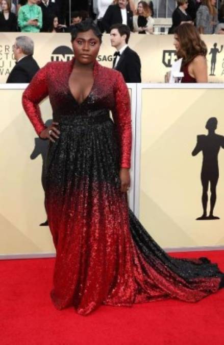 La estrella de 'Orange Is The New Black', Danielle Brooks, brilló en la alfombra roja con un vestido rojo y negro de mangas largas de Marc Bouwer con un dregradado en tono rojo y negro.