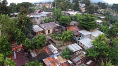 En el bordo Río Blanco se observan casas construidas de bloques y concreto, las autoridades no pueden desalojarlos porque no tienen donde reubicarlos. Foto/Drone: Yoseph Amaya.