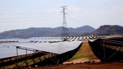 Paneles solares instalados en la planta de Nacaome, Valle.