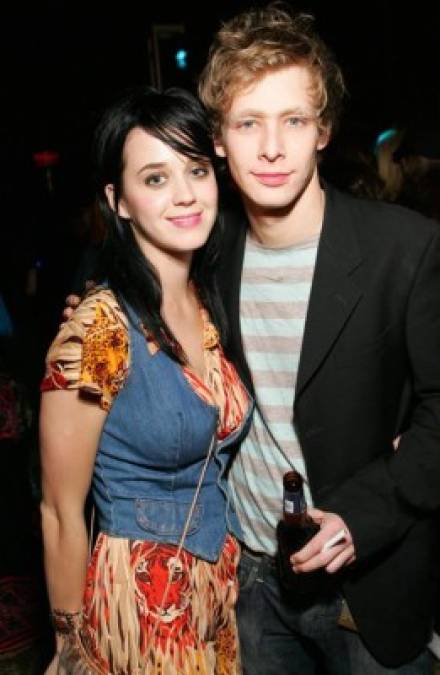 Johnny Lewis: El actor conocido por la serie 'Sons of Anarchy' y ex novio de la hermosa Katy Perry, falleció el 26 de septiembre luego de golpear su cabeza en una caída, tras haber asesinado a su casera y bajo el efecto de alucinógenos.