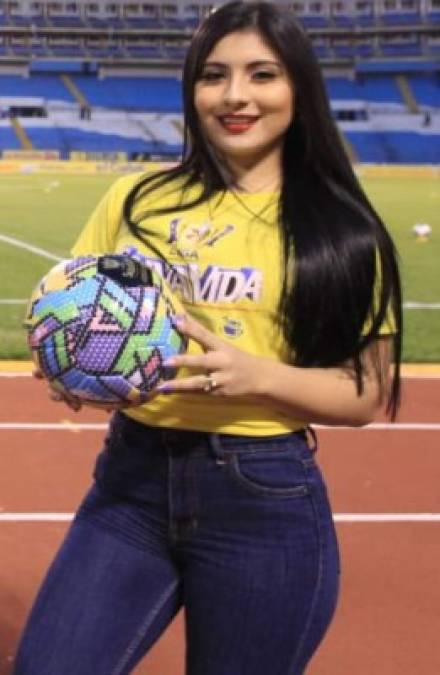 Esta hermosa jovencita cautivó con su belleza en el recinto deportivo sampedrano.