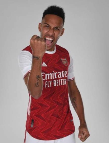 El Arsenal tiene la intención de renovar a Pierre-Emerick Aubameyang ante el acecho de equipos como la Juventus y Barcelona. El equipo inglés ha tomado la firme decisión de tirar la casa por la ventana y tratar de negociar una renovación por todo lo alto con el ariete gabonés, al que le pondrían sobre la mesa 250.000 libras a la semana, o lo que es lo mismo, 12 millones de libras al año, para conseguir retenerlo más allá de 2021.