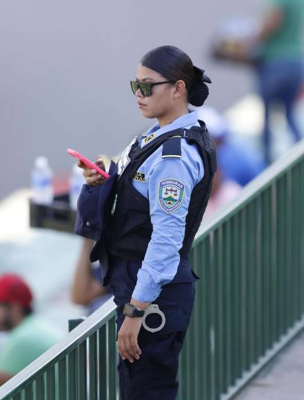 ¿Quién es? La mujer policía que cautivó en el estadio Yankel Rosenthal mientras daba seguridad en las graderías.