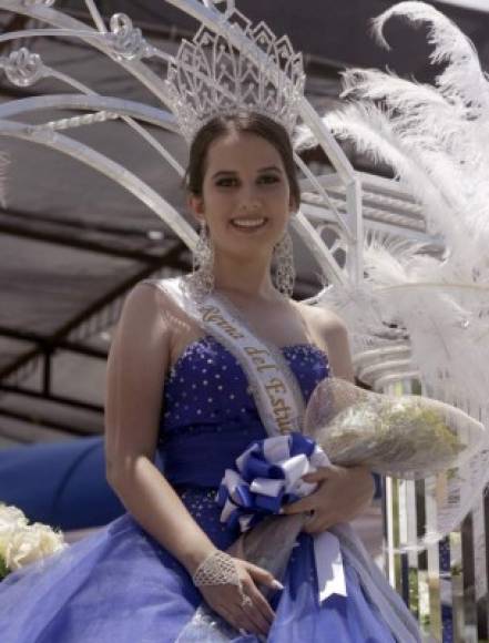La reina de los estudiantes de Choluteca, Blanca Corrales, lideró los desfiles en la ciudad más importante del sur del país.