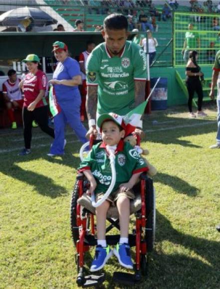 El Marathón tuvo un bonito gesto con un pequeño aficionado discapacitado. Carlos Discua lo llevó hasta el campo.