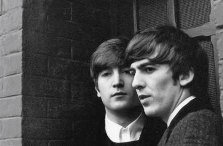Fotografía cedida por MPL Archive LLP a través del Museo de Brooklyn donde aparece el cantante John Lennon y George Harrison en una instantánea tomada por Paul McCartney en enero de 1964 en París (Francia).