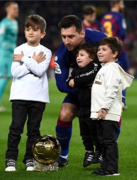 Messi tratando de consolar al pequeño Ciro que rompió a llorar en pleno campo, mientras Mateo estaba entre risas.