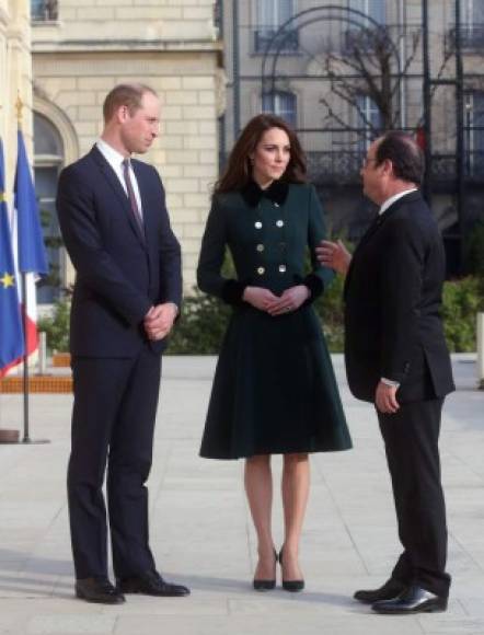Guillermo, segundo en la línea de sucesión al trono británico, y Catalina fueron acogidos el viernes por la tarde por el presidente François Hollande en el Palacio del Elíseo frente a una multitud de fotógrafos.<br/>