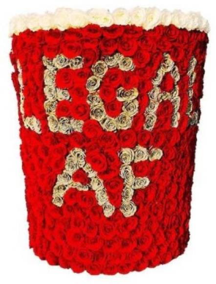 Las rosas no faltaron para celebrar a Kylie, entre las docenas de rosas que llenaron su patio también estuvieron algunos arreglos que celebraban su llegada a los 21, edad permitida para beber alcohol legalmente en EEUU.<br/><br/>Su amiga Yris Palmer le regaló uno en forma de copa roja con más de 1,000 rosas y la leyenda 'Legal AF'.