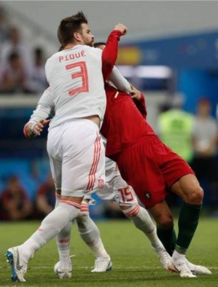 Gerard Piqué y Cristiano Ronaldo protagonizaron una pequeña bronca por esta acción. Foto AFP