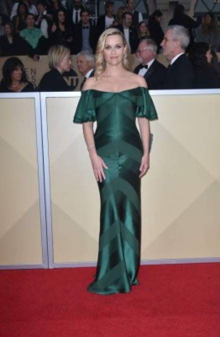 Reese Witherspoon deslumbró en un vestido de satín largo color esmeralda.<br/>