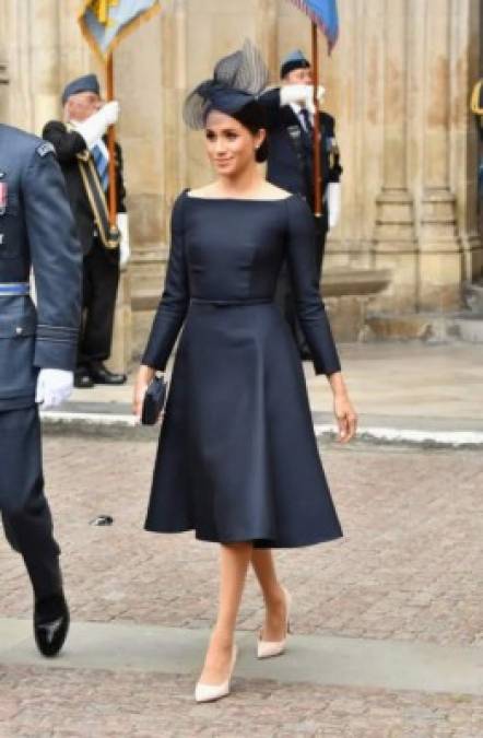 Julio 2018<br/><br/>Para la celebración del centenario de la RAF, Meghan Markle lució un Dior ajustado a la cintura y con falda en A, confirmando que menos es más. <br/><br/>Los pendientes de Cartier y el tocado de Stephen Jones, en cuanto a los accesorios.