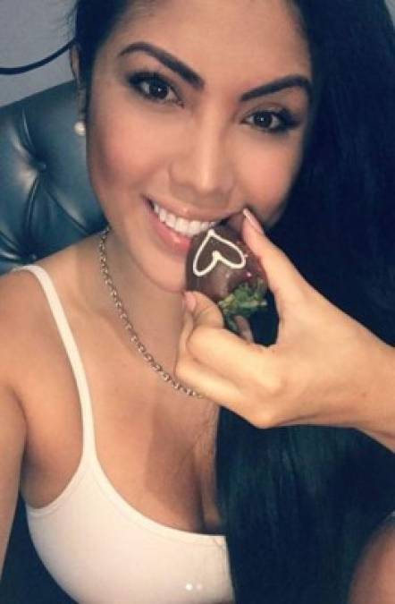 A Johana le gusta disfrutar del chocolate.