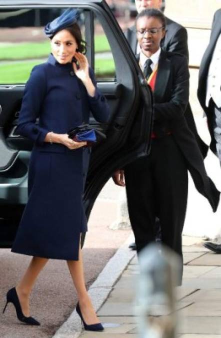 La duquesa de Sussex apareció usando un abrigo extra grande en color azul de Givenchy que combinó con zapatos Manolo Blahnik y sombrero del mismo tono.<br/>