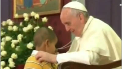 El niño colombiano beso la cruz del Papa en plena misa.