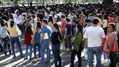 Más de 2,600 jóvenes llegaron desde tempranas horas para poder obtener los primeros cupos y someterse a las pruebas de aptitud.