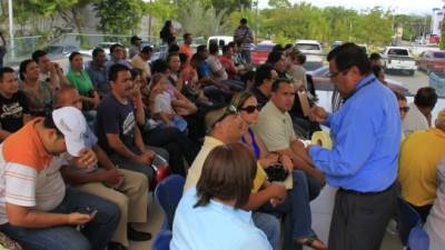 Decenas de personas esperan ser atendidas en una sucursal bancaria en San Pedro Sula. Foto: Cristina Santos