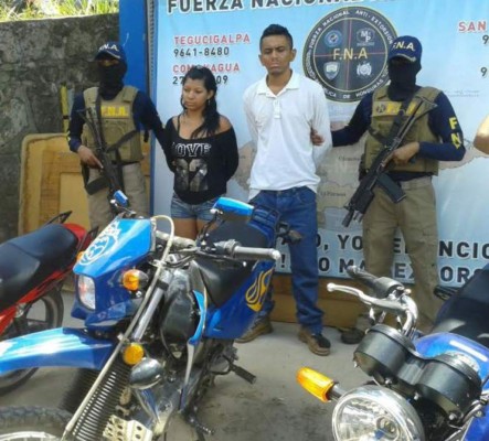 Capturan a dos supuestos mareros con motocicletas robadas