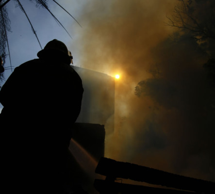 Incendio consume una de las casas más viejas de San Pedro Sula