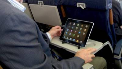 La prohibición del uso aparatos electrónicos como tabletas y computadoras portátiles supone un gran problema para los viajeros debido a que su uso se encuentra muy extendido.