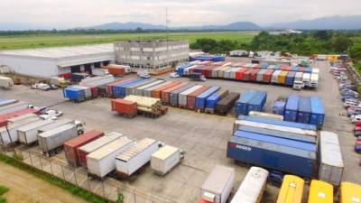 El recinto portuario de La Mesa albergaba en la tarde de ayer más de 100 contenedores que contenían mercadería que será comercializada durante diciembre.