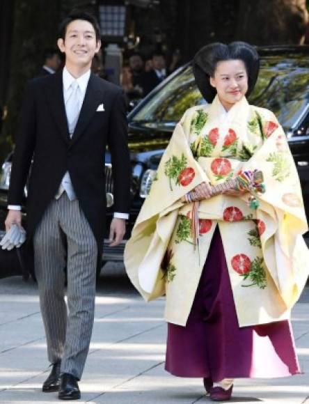 Princesa Ayako de Japón<br/><br/>En 2018, la hija del difunto Príncipe Takamodo (primo del emperador actual) renunció a su título de princesa para casarse con un ejecutivo naviero convirtiéndose en Ayako Moriya. <br/><br/>'Queremos hacer esfuerzos para convertirnos en una pareja como mi madre y mi padre ' , dijo en ese momento<br/>