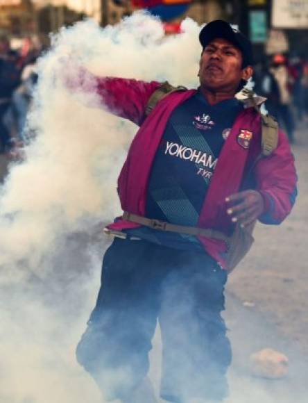 Partidarios de Morales exigen el regreso del ex mandatario al país con violentas protestas en La Paz y otras grandes ciudades de Bolivia.