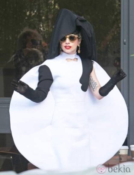 Aunque parece una tortilla, realmente en esta ocasión Lady Gaga decidió vestirse de 'huevo estrellado'.