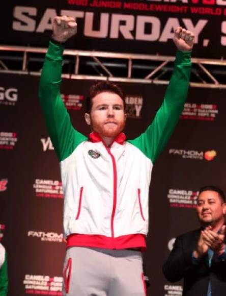 El 'Canelo' Álvarez se mostró confiado durante el pesaje y no falló en la báscula. Foto AFP