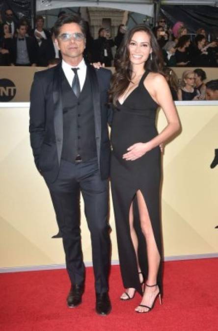 Actor John Stamos (L) and Caitlin McHugh arrive for the 24th Annual Screen Actors Guild Awards at the Shrine Exposition Center on January 21, 2018, in Los Angeles, California. / AFP PHOTO / FREDERIC J. BROWN