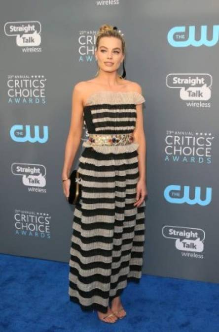 Margot Robbie no impresionó en un vestido de rayas en tonos negro y crema.<br/>