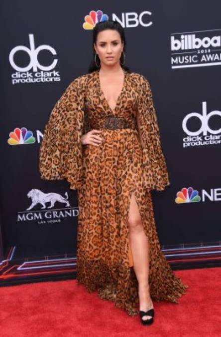 La juvenil cantante Demi Lovato lució un vestido que no le favorecía su silueta.