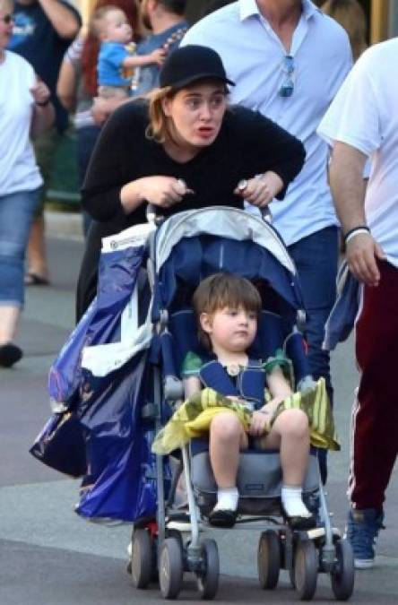 Angelo (2): hijo de la popular cantante británica Adele, también quiso unirse a la moda de usar vestidos “de mujer”. Adele se mostró mucho más abierta de mente que la mayoría de la sociedad y le permitió llevarlos sin problema a pesar de su tierna edad. Aunque algunas personas critican estas conductas por considerar que usan a los niños para ganar popularidad.<br/>