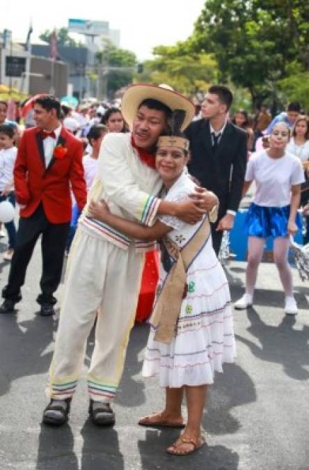 Alumnos del el Instituto Municipal de Educación Especial (IMDEE) marcharon emocionados en el 198 aniversario de Independencia patria.