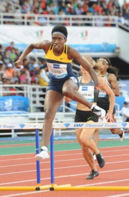 Janieve Russell, de Jamaica, salta una valla en el evento de 400 metros con vallas de mujeres en la Liga de Diamante en Rabat, Marruecos.