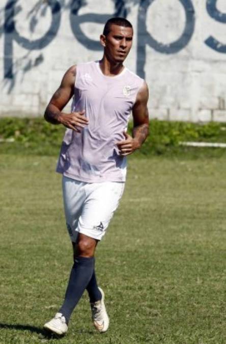 El defensor colombiano Juan Bolaños firmó por un año con el Platense, confirmó el entrenador Jairo Ríos.