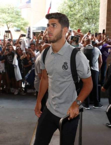 Marco Asensio se mostró sorprendido por la cantidad de aficionados que llegaron a recibirlos.