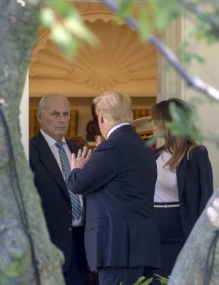 A su regreso a la Casa Blanca, Trump y Melania se reunieron con el jefe de Gabinete, John Kelly, que ha estado manejando el escándalo desatado tras la conferencia de prensa de Trump y Putin en Helsinki.