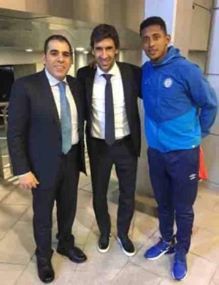 Una foto para la historia. Mario Faraj, presidente ejecutivo de Diunsa, junto a Antony Lozano y el ex jugador español Raúl, uno de los grandes ídolos del Real Madrid.