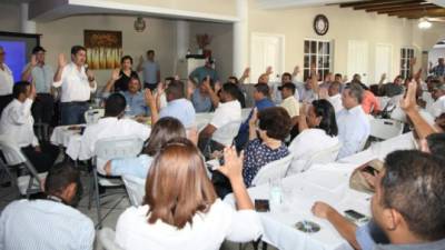 El candidato nacionalista junto a los dirigentes.