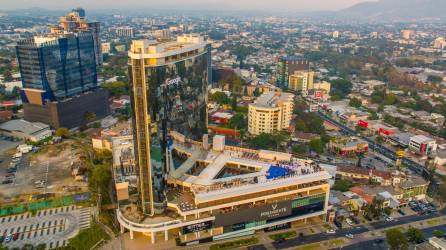 Google inauguró la oficina en un edificio moderno ubicado en San Salvador. En agosto de 2023, ese gigante tecnológico y la administración de Bukele suscribieron un acuerdo para digitalizar el gobierno y emplear tecnología de punta, como la inteligencia artificial, en la salud y educación.