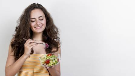 Procure comer frutas y verduras todos los días para darle a su cuerpo los nutrientes que necesita.