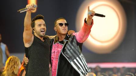 Luis Fonsi yDaddy en una imagen del 2017 cuando cantaron Despacito en los Premios Billboard de la Música Latina.