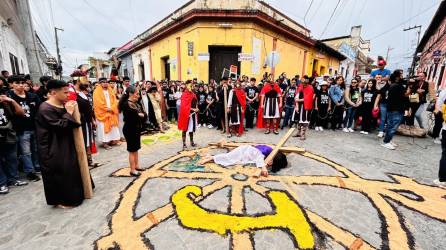 En esta mañana de Viernes Santo, los fieles católicos de Santa Rosa de Copán se congregaron en las calles de la ciudad para conmemorar la pasión y muerte de Jesucristo.