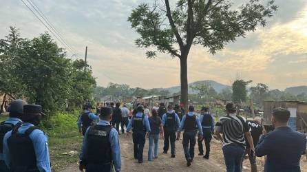 Fuerte contingente policial acompañan a jueza para desalojar a familias de un predio invadido en San Pedro Sula.