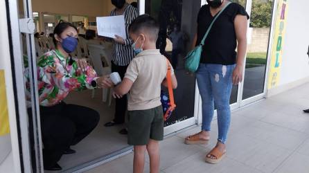 Los niños de preparatoria de Mhotivo llegan por primera vez a clases presenciales.