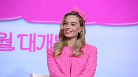 La bellísima actriz Margot Robbie da vida a la famosa muñeca de Mattel.