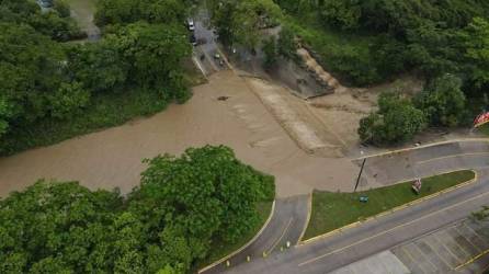 Varios tramos carreteros han sido cortados en distintos puntos del país debido a las constantes lluvias. Las precipitaciones ha provocado caída de puentes, destrucción de carreteras y derrumbes.