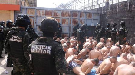 Miembros de la Policía Militar requisando a los reos en una cárcel de Honduras | Fotografía de archivo